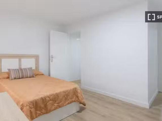 Se alquila habitación en piso compartido de 8 habitaciones en.