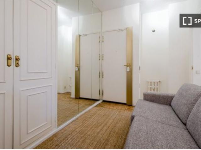 Se alquila habitación en piso compartido de 9 habitaciones en Cuatro Caminos