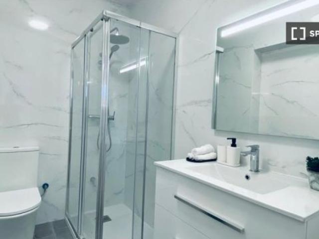 Se alquila habitación en piso compartido de 9 habitaciones en Palacio, gastos incluidos