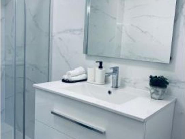 Se alquila habitación en piso compartido de 9 habitaciones en Palacio, gastos incluidos