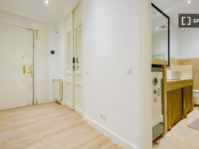Se alquila habitación en piso compartido de 9 habitaciones en Recoletos