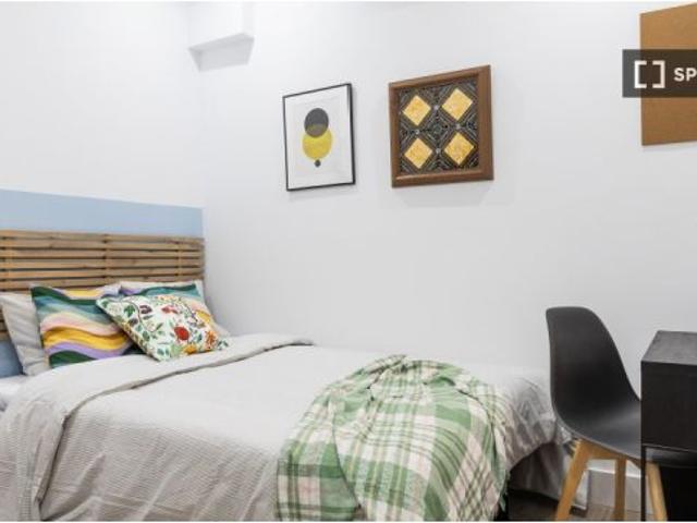 Se alquila habitación en piso compartido de 9 habitaciones en Universidad, gastos incluidos, ideal p