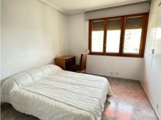 Se alquila habitación en piso compartido en Alicante