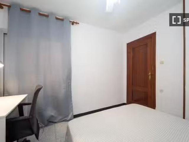 Se alquila habitación en piso compartido en Granada