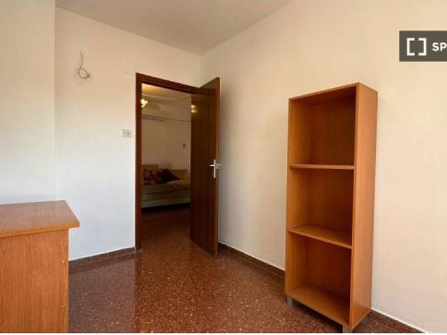 Se alquila habitación en piso compartido en Granada