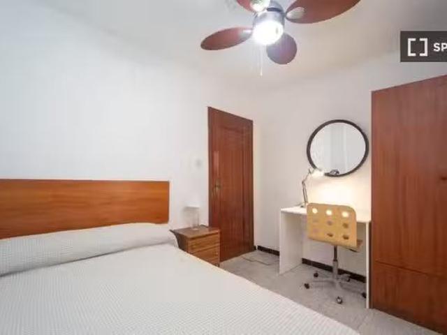 Se alquila habitación en piso compartido en Granada