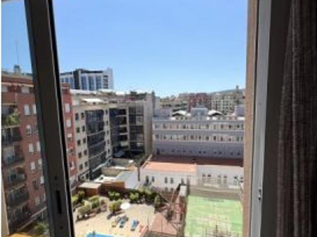 Se alquila habitación en piso compartido en la Nova Esquerra de l' Eixample