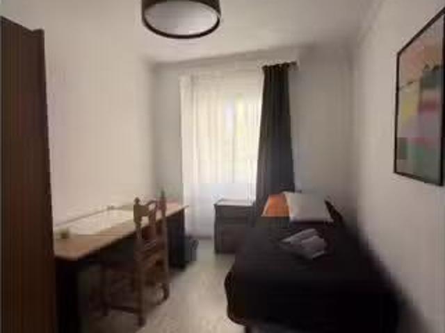 Se alquila habitación en piso compartido en La Trinidad Oeste.