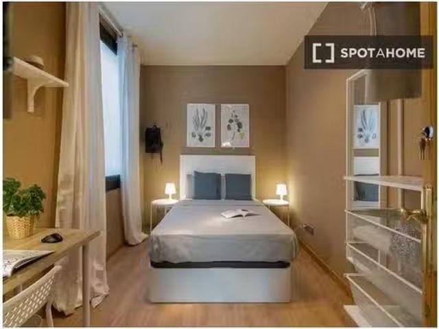 Se alquila habitación en piso compartido, la Dreta de l'Eixamp.