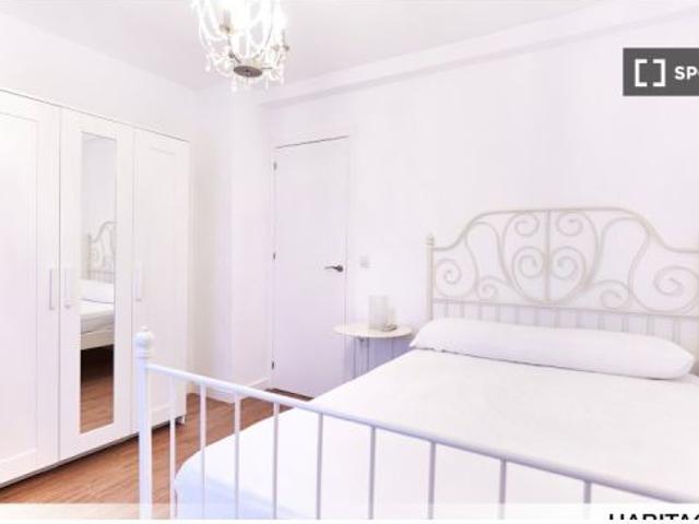Se alquila habitación en piso de 4 dormitorios en Macarena