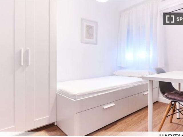 Se alquila habitación en piso de 4 dormitorios en Macarena