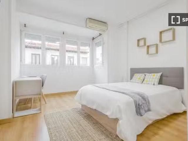 Se alquila habitación en piso de 4 dormitorios en Madrid