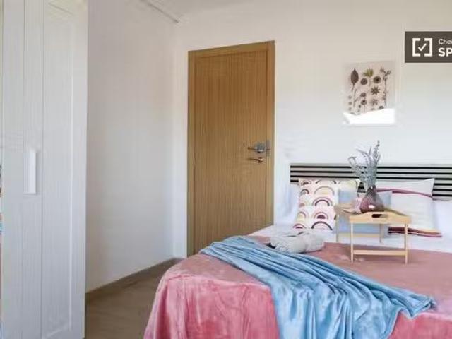 Se alquila habitación en piso de 4 dormitorios en Madrid