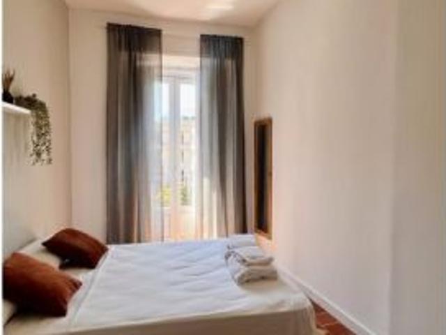 Se alquila habitación en piso de 4 dormitorios en Ópera, Madrid