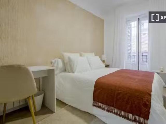 Se alquila habitación en piso de 4 dormitorios en Atocha, Madrid