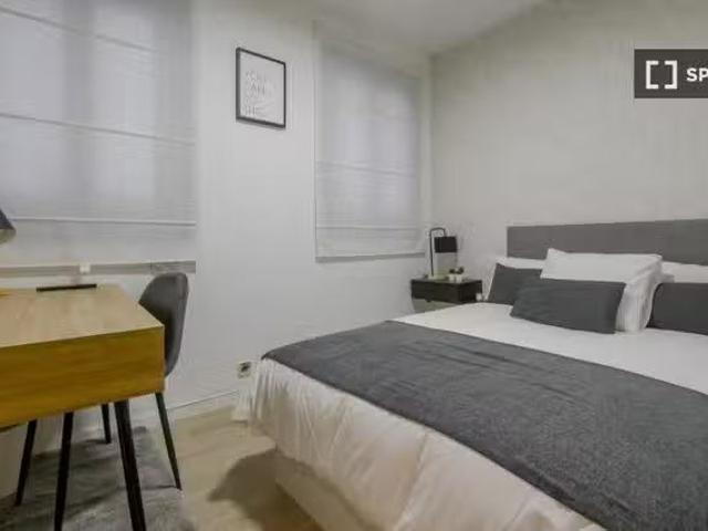 Se alquila habitación en piso de 4 dormitorios en Atocha, Madrid