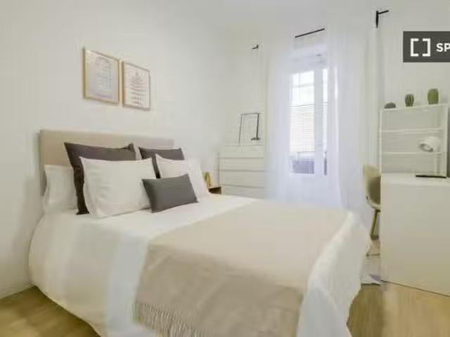 Se alquila habitación en piso de 4 dormitorios en Atocha, Madrid