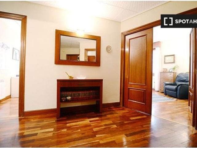 Se alquila habitación en piso de 4 dormitorios en Abando, Bilbao