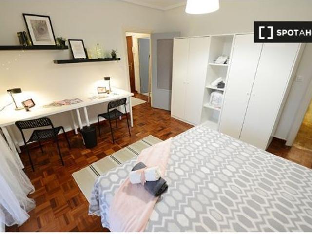 Se alquila habitación en piso de 4 dormitorios en Ametzola