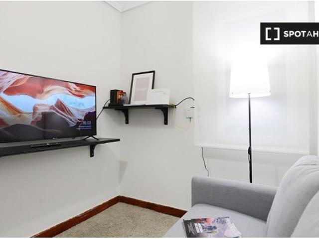 Se alquila habitación en piso de 4 dormitorios en Ametzola