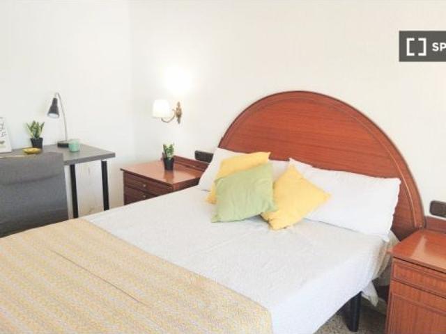 Se alquila habitación en piso de 4 dormitorios en Burjassot