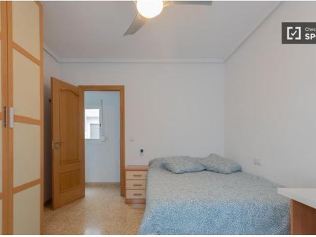 Se alquila habitación en piso de 4 dormitorios en Burjassot