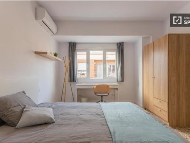 Se alquila habitación en piso de 4 dormitorios en Burjassot