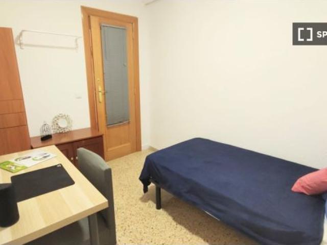 Se alquila habitación en piso de 4 dormitorios en Burjassot