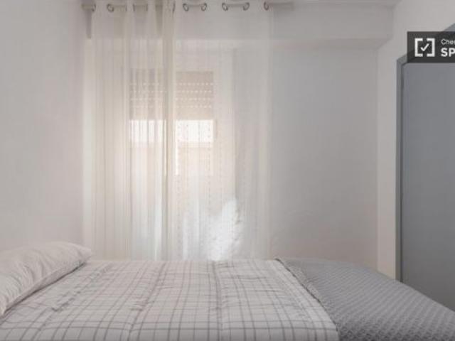 Se alquila habitación en piso de 4 dormitorios en Burjassot