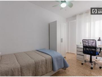 Se alquila habitación en piso de 4 dormitorios en Burjassot
