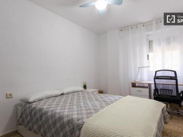 Se alquila habitación en piso de 4 dormitorios en Burjassot