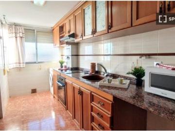 Se alquila habitación en piso de 4 dormitorios en Burjassot