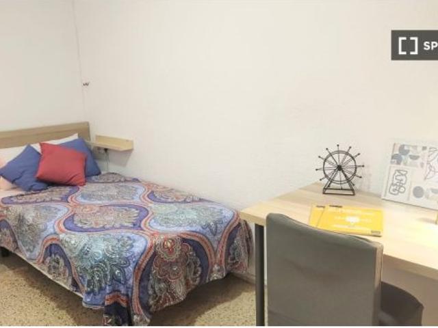 Se alquila habitación en piso de 4 dormitorios en Burjassot