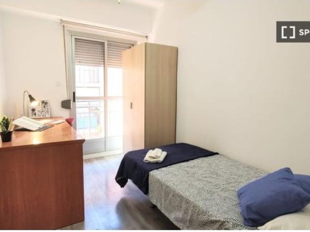 Se alquila habitación en piso de 4 dormitorios en Burjassot, Valencia