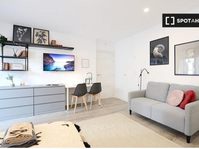 Se alquila habitación en piso de 4 dormitorios en Basurto, Bilbao