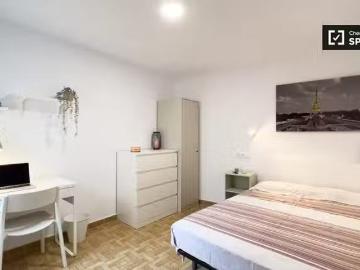 Se alquila habitación en piso de 4 dormitorios en Barcelona