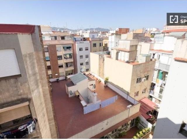 Se alquila habitación en piso de 4 dormitorios en Barcelona