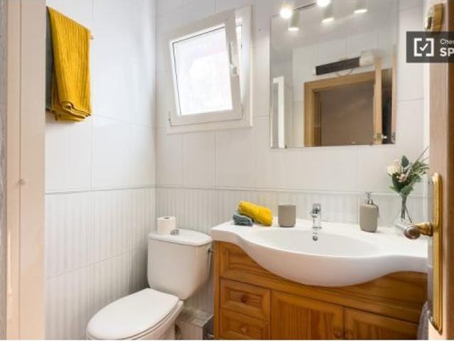 Se alquila habitación en piso de 4 dormitorios en Barcelona