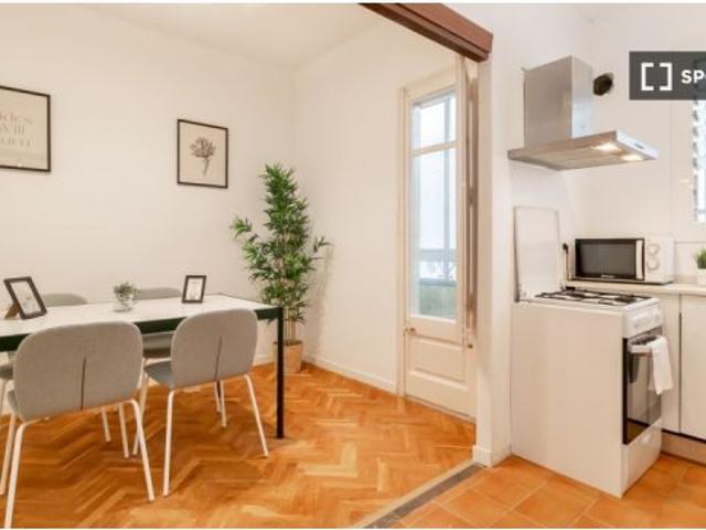 Se alquila habitación en piso de 4 dormitorios en Barcelona