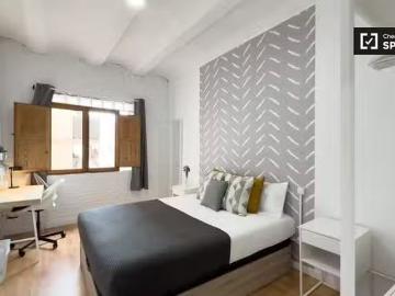 Se alquila habitación en piso de 4 dormitorios en Barcelona