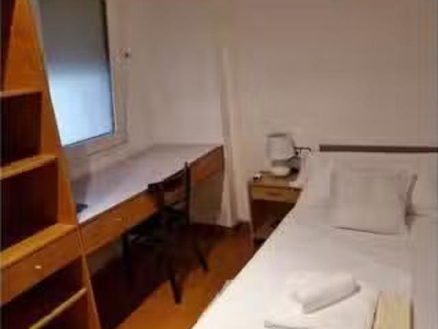 Se alquila habitación en piso de 4 dormitorios en Barcelona
