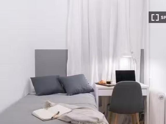 Se alquila habitación en piso de 4 dormitorios en Barcelona