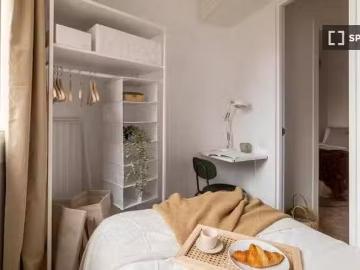 Se alquila habitación en piso de 4 dormitorios en Barcelona
