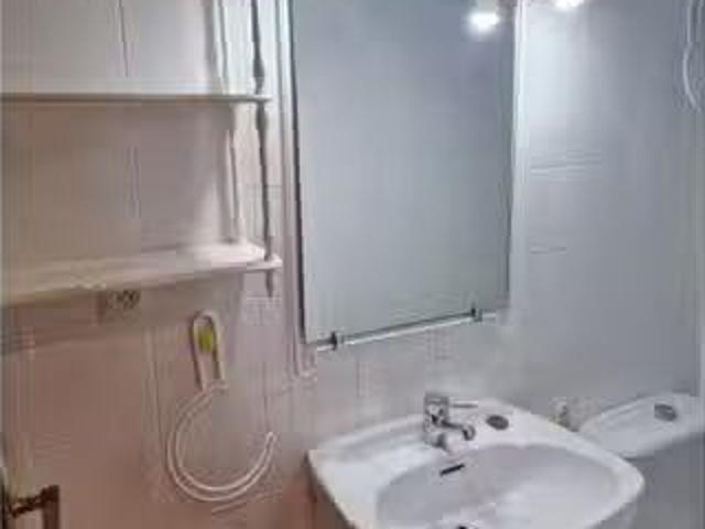 Se alquila habitación en piso de 4 dormitorios en Barcelona