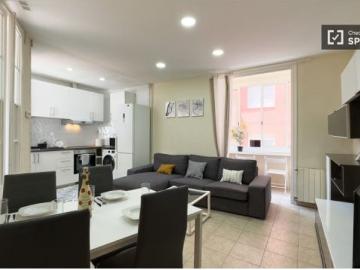 Se alquila habitación en piso de 4 dormitorios en Barcelona