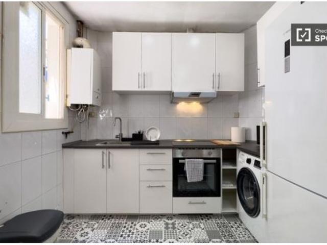 Se alquila habitación en piso de 4 dormitorios en Barcelona