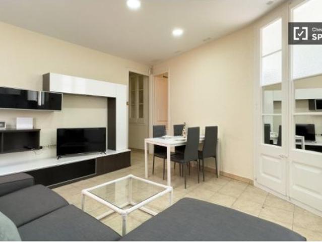 Se alquila habitación en piso de 4 dormitorios en Barcelona