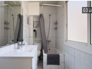 Se alquila habitación en piso de 4 dormitorios en Barcelona