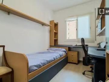 Se alquila habitación en piso de 4 dormitorios en Barcelona