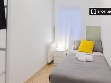 Se alquila habitación en piso de 4 dormitorios en Barcelona